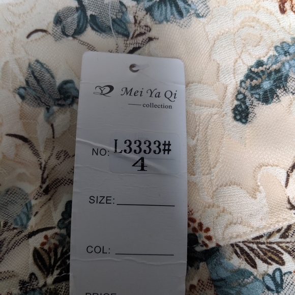 Gorgeous lace skirt - Picture 3 of 6